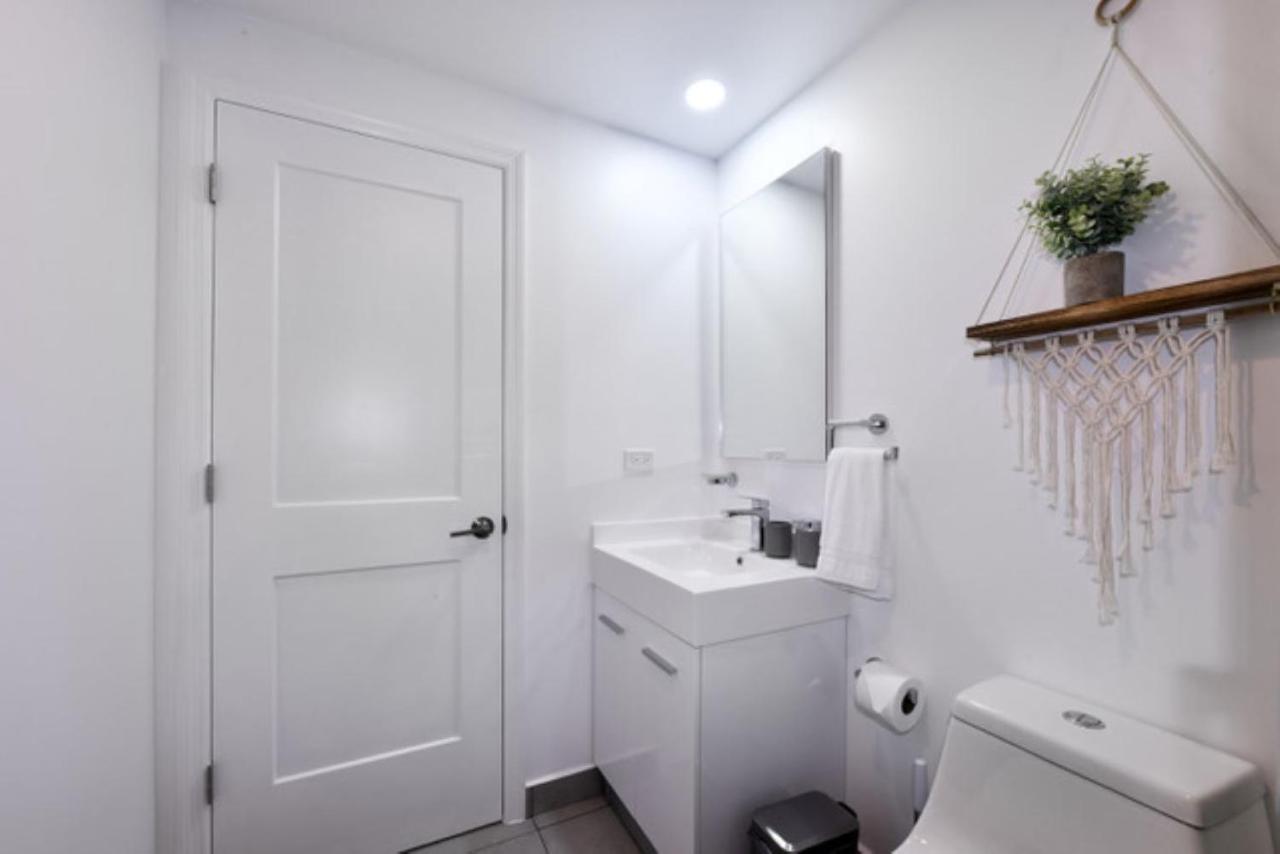 Stylish Luxury Condo, Central Location, Ocean View, Pool, Gym Oranjestad Exteriör bild