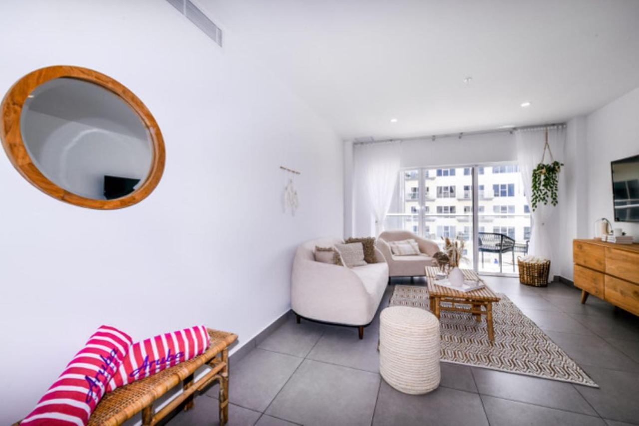 Stylish Luxury Condo, Central Location, Ocean View, Pool, Gym Oranjestad Exteriör bild