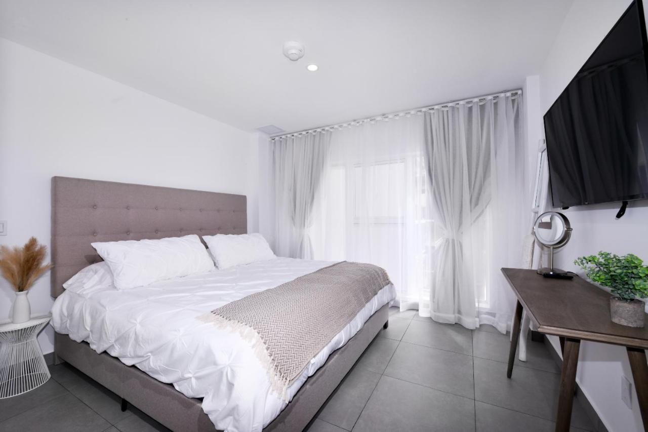 Stylish Luxury Condo, Central Location, Ocean View, Pool, Gym Oranjestad Exteriör bild