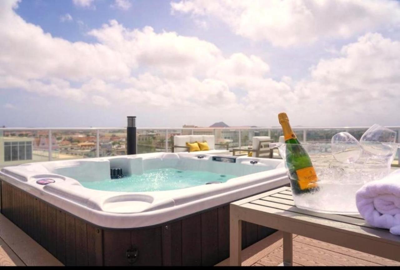 Stylish Luxury Condo, Central Location, Ocean View, Pool, Gym Oranjestad Exteriör bild